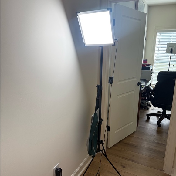 The Makeup Light with Adjustable Stand - Picture 2 of 4